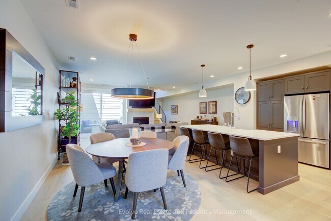 Foto del edificio - Evolve Real Estate: Discover Your Ideal Townhome With 4 Beds/4 Baths and Two-Car Attached Garage ...