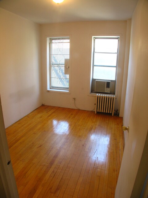 Building Photo - 631 E 11th St