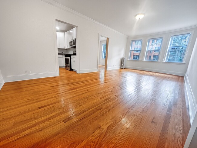 Building Photo - Bright and Sunny Updated 3-bed/1-bath near Loyola