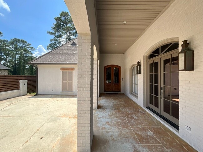 Building Photo - Live in Greystone Golf & Country Club!