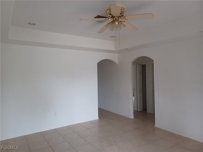 Foto del edificio - 3020 SE Santa Barbara Pl