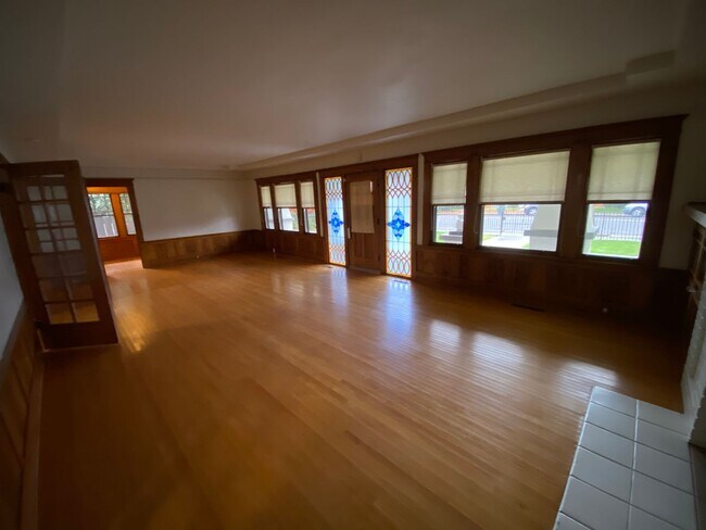 Building Photo - Classic vintage home walking distance to d...