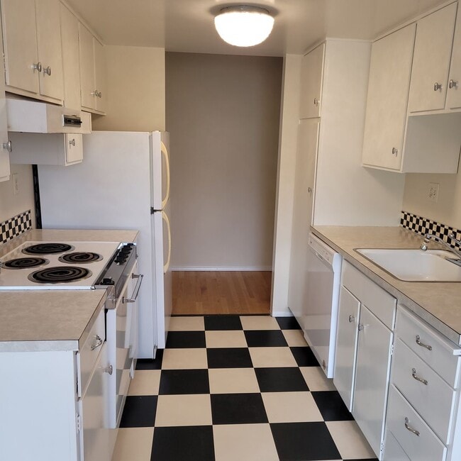 Building Photo - Charming 1 Bedroom Condo in Boutique Kirkland Building