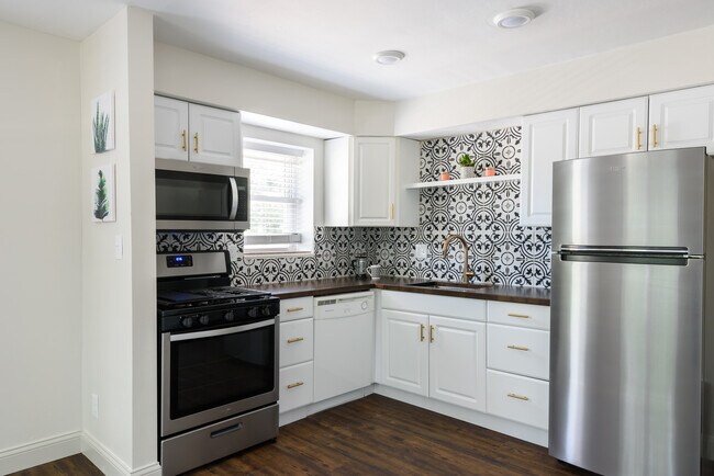 Stainless appiances - 629 W Woodbine Ave