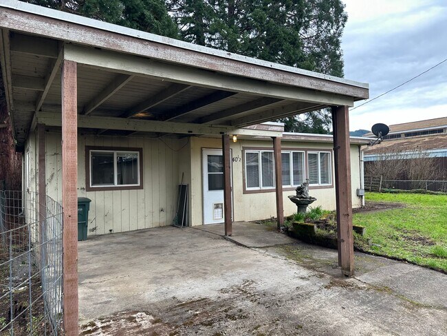 Building Photo - Freshly updated 2 bed, 1 bath house in Lowel