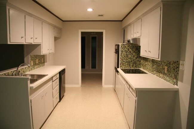 Building Photo - 1200 Shady Oak Ln