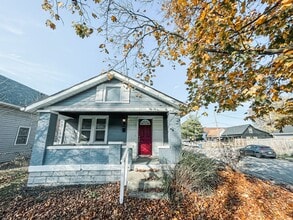 Building Photo - 2230 Woodlawn Ave