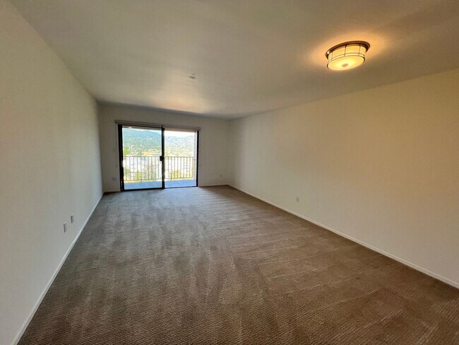 Building Photo - TWO BEDROOM / TWO BATH CONDO IN SPYGLASS W...
