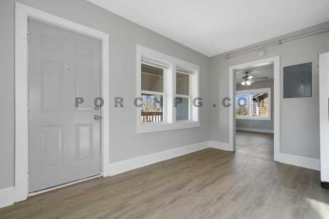 Building Photo - 907 Maple Ave SE