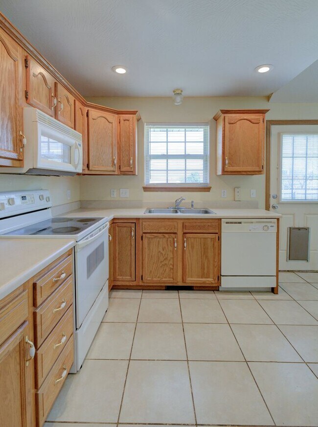 Building Photo - 3 Bedroom in Republic Schools!