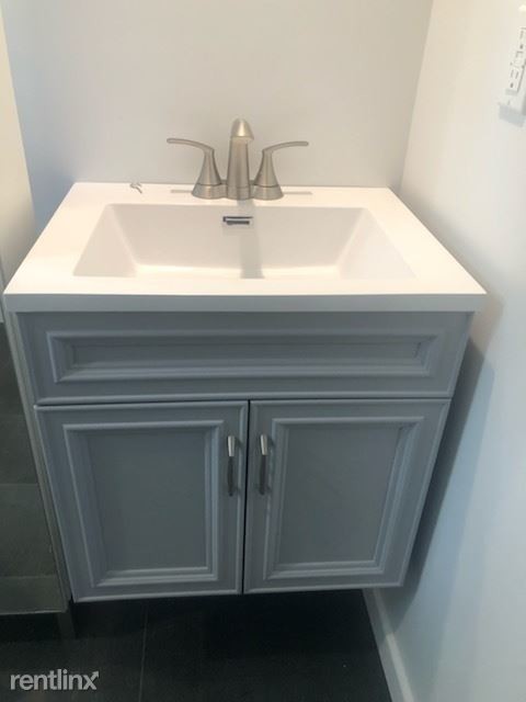 Foto del edificio - 1240 Thompson Ave