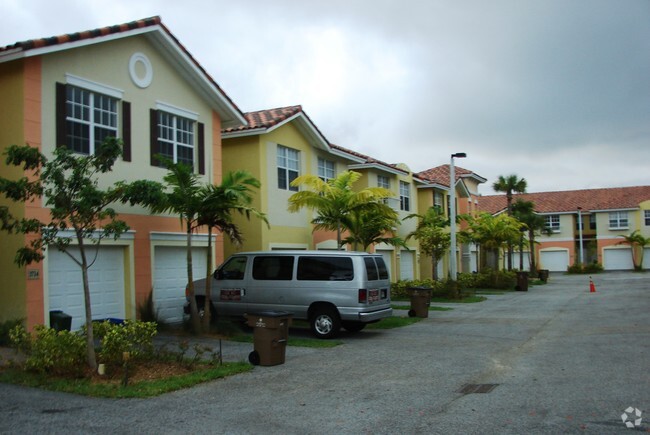 Building Photo - Colonial Palms