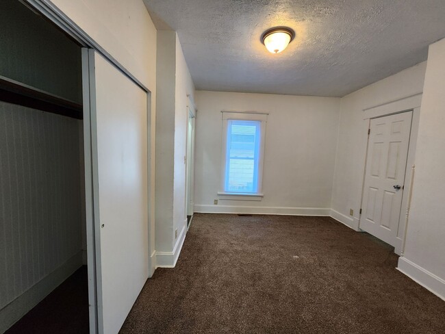 Building Photo - 2 Bedroom House with Large Kitchen