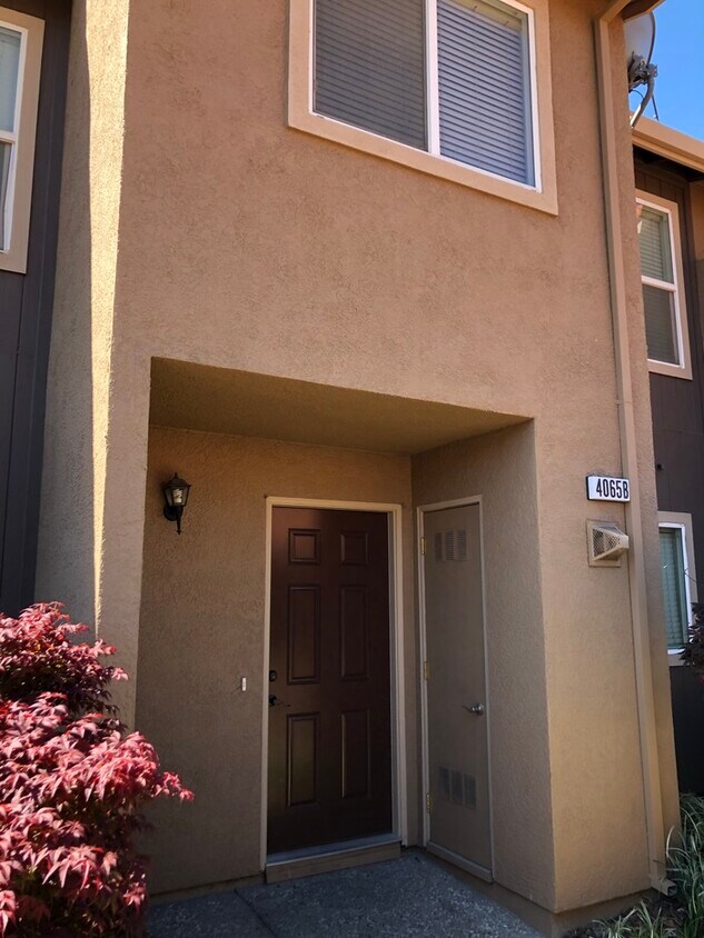 Foto principal - Modesto 3 Bedroom 2 1/2 Bath Condo