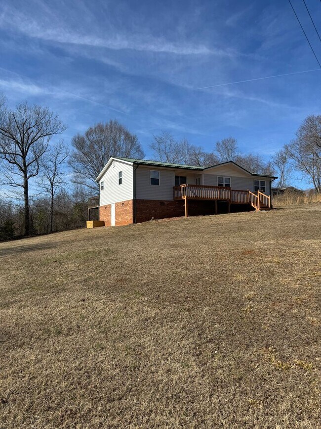 Foto del edificio - Spacious 4-Bedroom Rural Home on Private Acreage