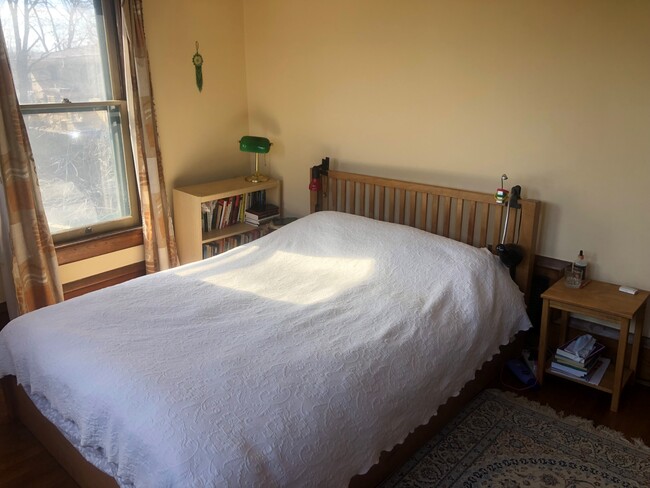 bedroom - 611 W Hill St