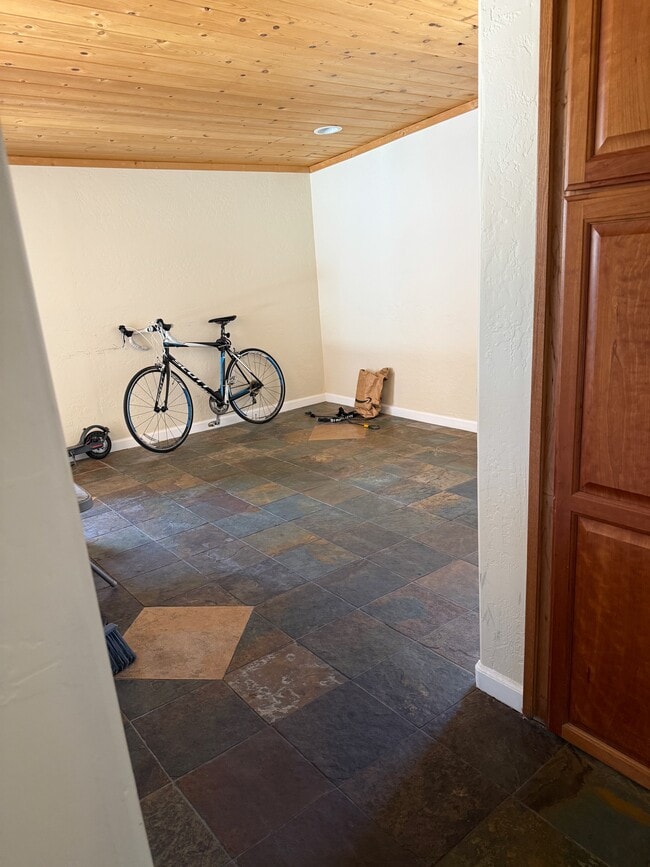 Building Photo - 722 E Encanto Dr