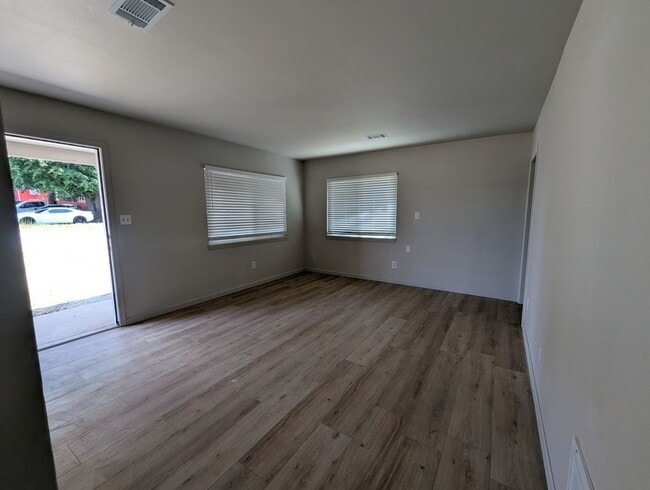 Foto del edificio - 110 Springtree Rd