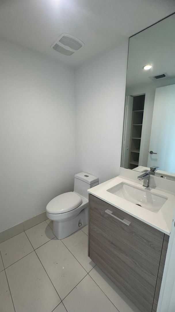 Building Photo - Amazing 3 bedrooms-3baths corner unit.