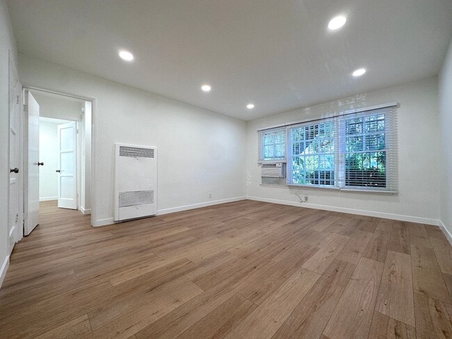 Building Photo - Updated Apartment Unit with Stylish Upgrades