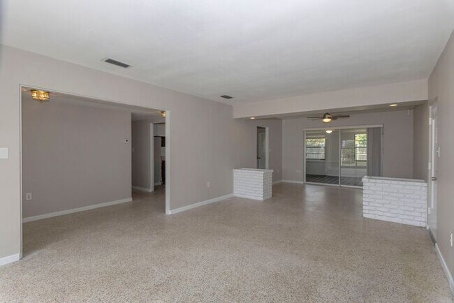 Foto del edificio - 3 bedroom/ 2 bath with carport