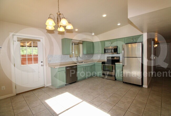 Foto del edificio - 4043 E Deseret Dr