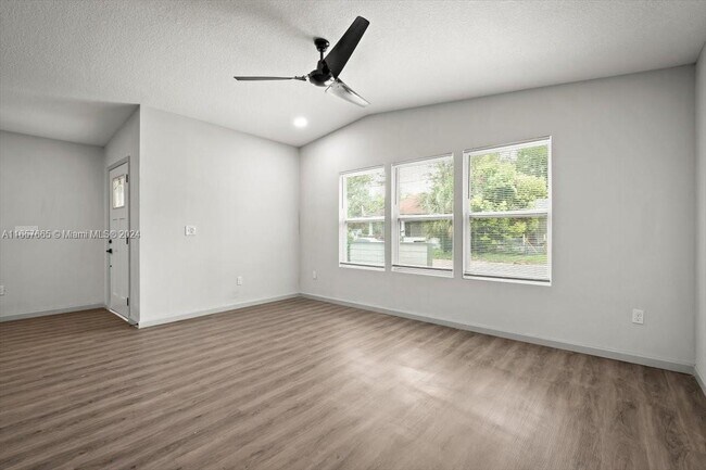 Foto del edificio - 1594 W 22nd St