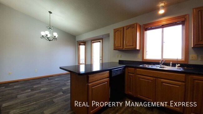 Foto del edificio - 3 Bed 3 Bath Home with 2 Stall Attached Ga...