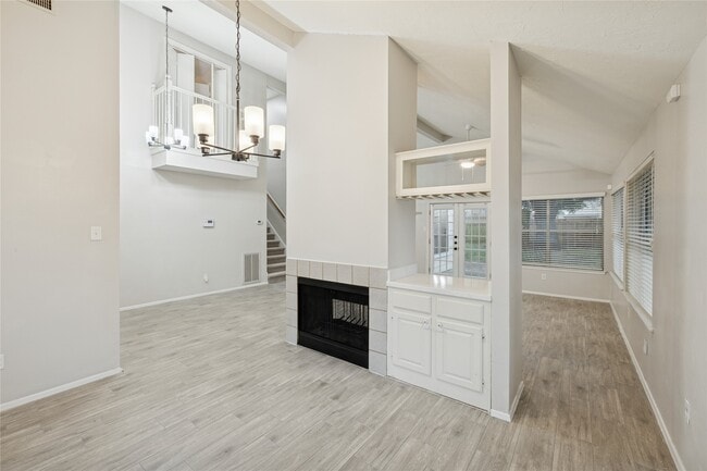 Foto del edificio - 8610 Lake Crystal Dr