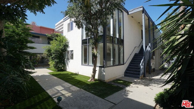 Building Photo - 1233 Barry Ave