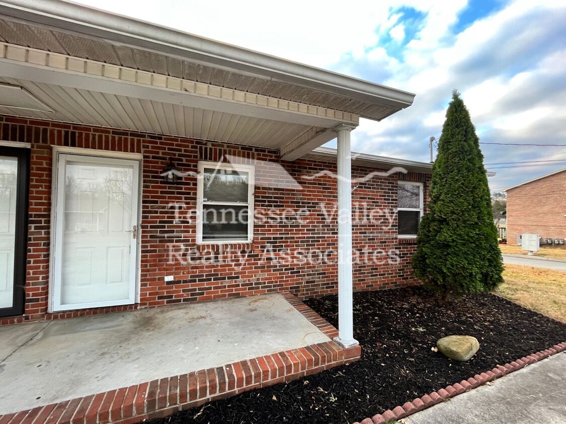 Primary Photo - MOVE IN READY! 2 BED/1 BATH duplex in the ...