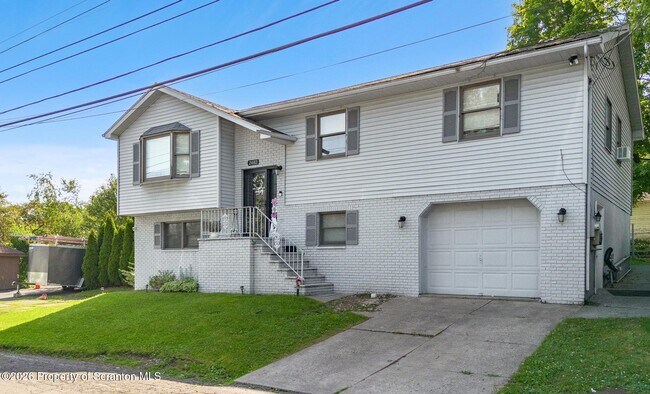 Foto del edificio - 2402 Dimmick Ave
