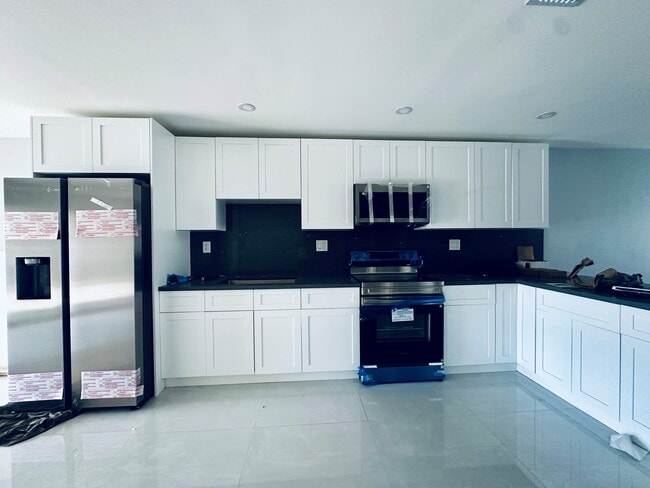 Building Photo - 9630 SW Grand Canal Dr