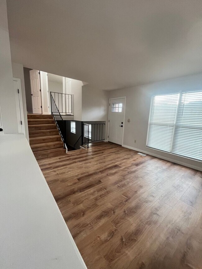 Foto del edificio - Fresh, Contemporary Remodel with Solar, Walk-In Closets & Great Outdoor Space