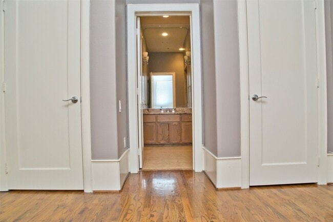 Building Photo - 1215 Rosedale St