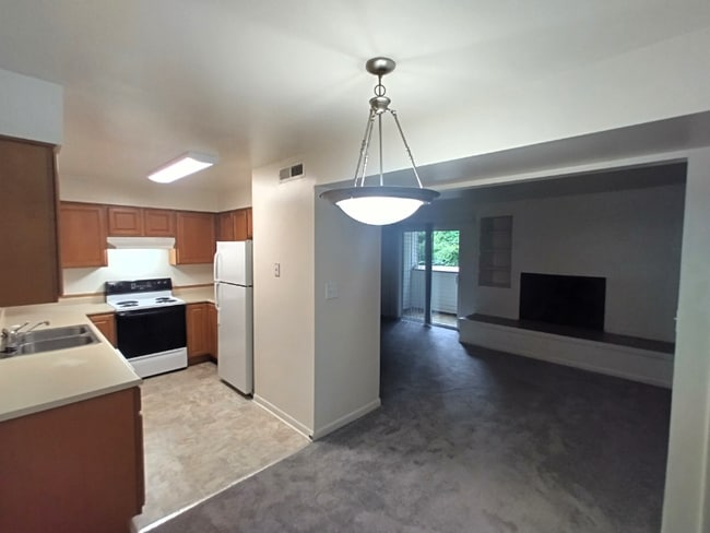 Building Photo - 600 Reusens Rd