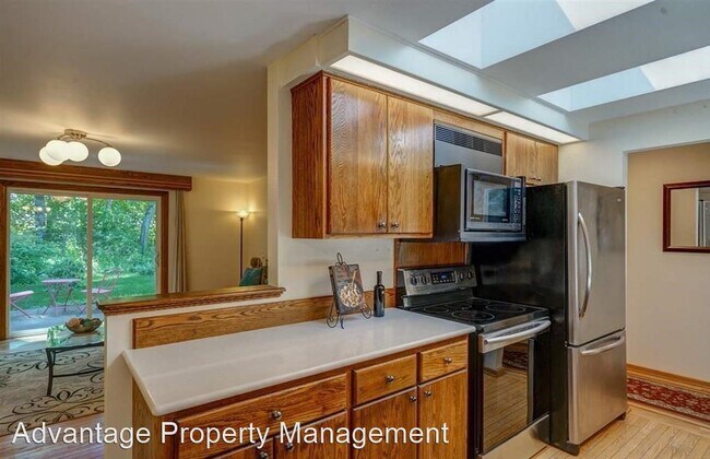 Foto del edificio - 4 br, 1.5 bath House - 3010 NW Walnut Blvd