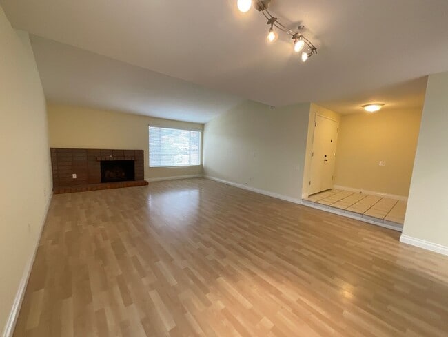 Building Photo - Island Village: Gated 3 Bed 2.5 Bath Attac...