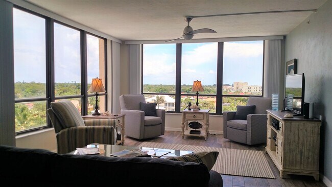 Foto del edificio - Seasonal Short-Term 2-Bedroom 2-Bathroom Condo located on Venice Island!