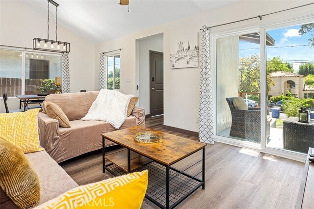 Foto del edificio - 195 E Las Flores Dr