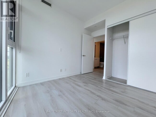Building Photo - 33-1533 Helendale Ave