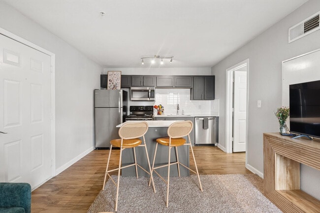 Foto del edificio - 8054 Exchange Dr