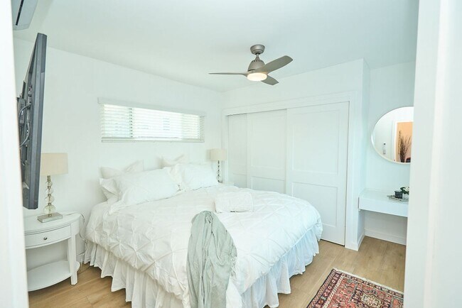 Foto del edificio - FURNISHED Modern One Bedroom+Loft Coronado! In Unit W/D! AC! Assigned Parking!
