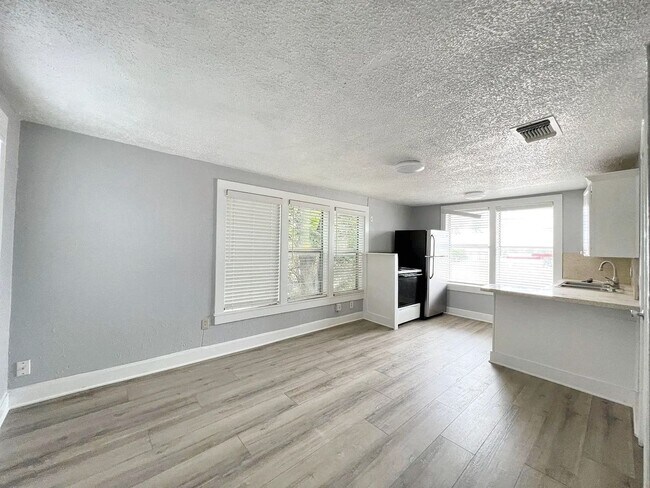 Foto del edificio - 5637 Birchman Ave