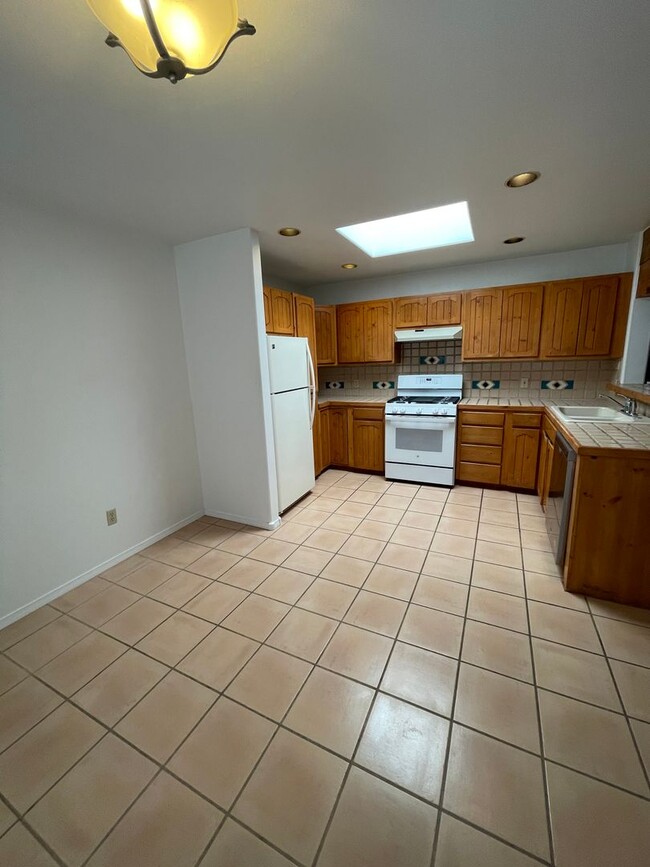 Building Photo - Nice & Clean 3 bedroom, 2 full bath w/2 ca...