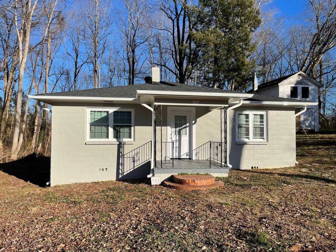 Primary Photo - 2 BED 1 BATH HOME