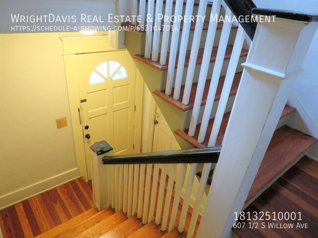 Building Photo - Charming Duplex in Hyde Park!