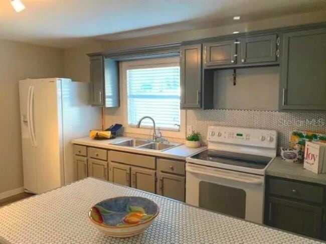 Building Photo - 721 22nd St