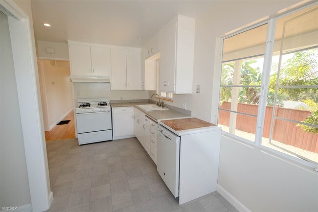 Building Photo - 2 br, 1.5 bath House - 3122 Foothill Rd