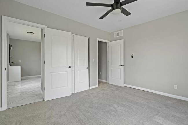 Building Photo - 534 Oakwood Ave